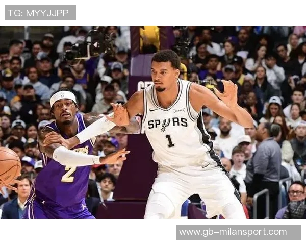 马克西表现平平14投仅5中贡献12分3篮板4助攻4抢断1盖帽状态回暖需加把劲 马克西表现平平14投仅5中贡献12分3篮板4助攻4抢断1盖帽状态回暖需加把劲