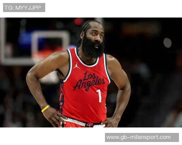 哈登关键时刻缺乏沟通两次让队友接球却未回头引发争议